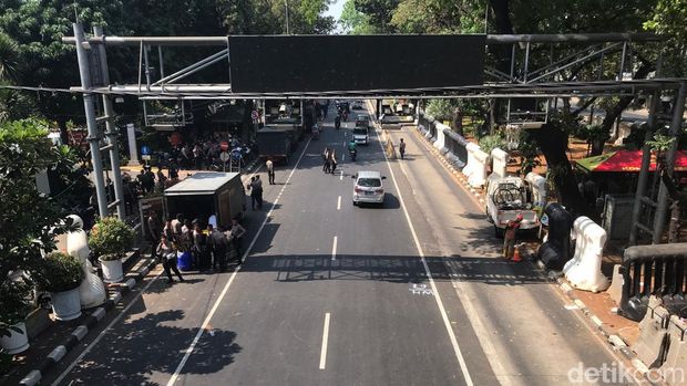 Polisi kembali membuka Jalan Medan Merdeka Barat, Jakpus usai bubarnya massa demo terkait gugatan batas usia capres-cawapres di MK. (Kurniawan Fadilah/detikcom)