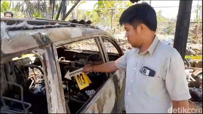 Polisi lakukan olah TKP mobil kiai di Sampang yang diduga dibakar OTK.