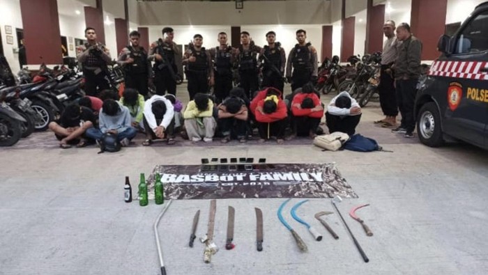 Polisi mengamankan 24 remaja laki-laki hendak tawuran di Pintu Tol Desari, Depok, Jawa Barat (Jabar). Puluhan pelajar itu diduga hendak melakukan tawuran. (Dok Ist)