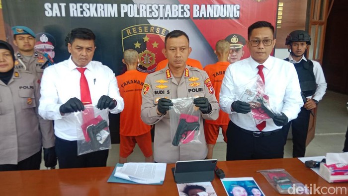 Polisi merilis kasus penganiayaan antar tongkrongan yang mengakibatkan korban kehilangan mata kirinya di Bandung.