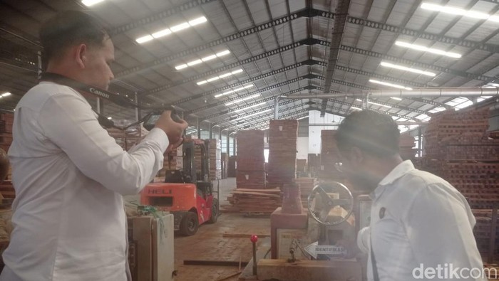 Polisi olah TKP lokasi kecelakaan kerja di Lamongan