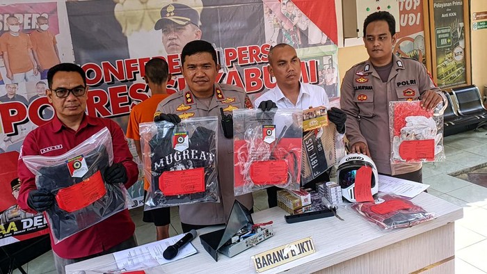 Polisi perlihatkan sejumlah barang bukti kasus perampokan di Sukabumi.