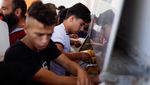 Potret Anak-anak di Gaza Antre Air Bersih