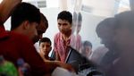 Potret Anak-anak di Gaza Antre Air Bersih