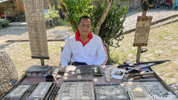 Desa Tenganan di Bali menyimpan keunikan pada budaya dan adat istiadatnya. Salah satunya adalah masyarakat Desa Tenganan tidak boleh melakukan poligami.