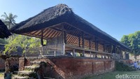 Tentu, di balik awig-awig ini terdapat sanksi yang menunggu jika awig-awig ini dilanggar. Menurut I Putu Suarjana, sanksinya berupa perbedaan pada hak dan tugas pokok fungsi. Di Desa Tenganan memiliki tiga lembaga adat, yaitu krama desa, krama gumi pulangan, dan krama gumi. Setiap lembaga adat memiliki hak dan tugas pokok fungsi yang berbeda.   