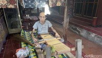 Wong Peneges membagi rombongan, ada yang mencari ke arah timur, barat, dan utara. Ternyata yang menemukan adalah Wong Peneges yang pergi ke arah timur tepatnya di Pesisir Candi Dasa. Namun, kuda Oncesrawa sudah dalam keadaan mati. Karena telah berhasil menemukan kuda Oncesrawa, Dewa Indra memberikan hadiah kepada Wong Peneges. Sejauh mana bau bangkai kuda Oncesrawa dicium, maka seluas itu daerah yang bisa ditempati oleh Wong Peneges.  
