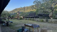 Setelah diberikan izin untuk menetap di wilayah dengan luas 917,200 hektar tersebut, Wong Peneges mulai mendirikan sebuah desa di tengah-tengah tiga bukit, yaitu bukit di sebelah timur (bukit kangin), bukit di sebelah barat (bukit kauh), dan bukit di sebelah utara (bukit kaja). Karena lokasinya yang terletak di antara tiga bukit ini, desa ini kemudian dinamai Tengahan, dan seiring berjalannya waktu, nama ini berubah menjadi Tenganan.  