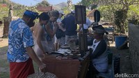 Kini desa tersebut menjadi tujuan wisatawan.  