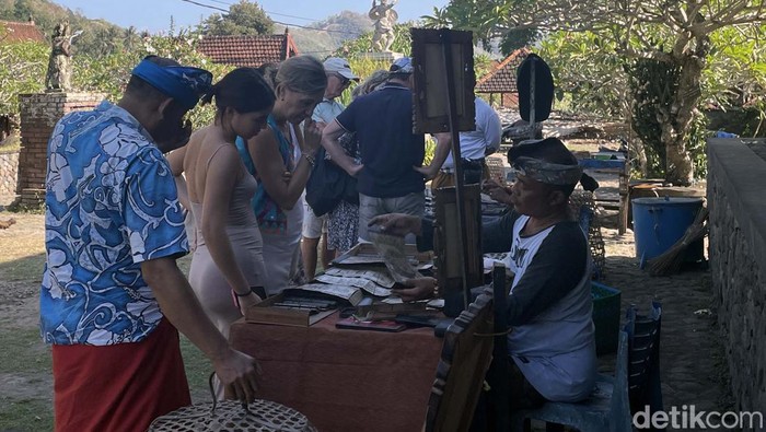 Potret Desa Tenganan yang Warganya Dilarang Poligami Desa Tenganan di Bali menyimpan keunikan pada budaya dan adat istiadatnya. Salah satunya adalah masyarakat Desa Tenganan tidak boleh melakukan poligami.