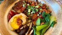 Menu yang paling banyak dipesan ada Signature Claypot Rice (59.000), disajikan dengan kombinasi daging sapi dan charsiu ayam Foto: detikFood