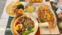 Menu andalannya ada Claypot Rice, XO Fried Rice hingga Potteria Naked Lamian. Oh ya, semua menu di sini tidak menggunakan daging atau lemak babi. Foto: detikFood