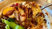 Rasa nasinya renyah dengan aroma bakar atau smokey yang harum. Toppingnya daging charsiu ayam yang manis.  Foto: detikFood