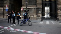 Motif di balik penikaman ini juga belum diketahui secara jelas. Namun Presiden Prancis Emmanuel Macron menuding teroris ada di balik penusukan ini.  