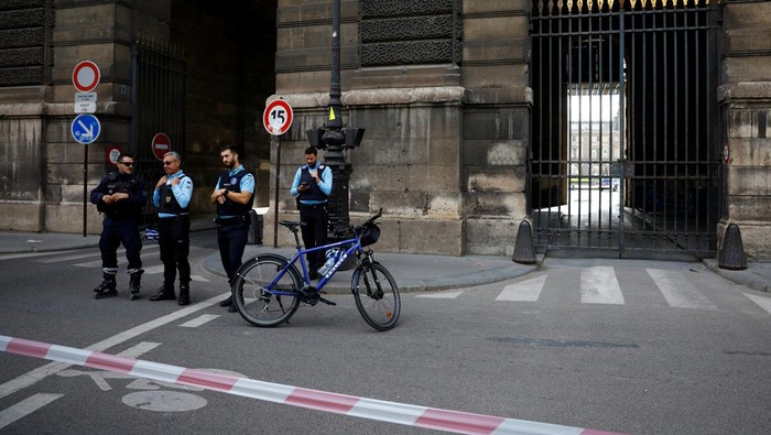 French police patrol at the Trocadero Square near the Eiffel Tower in Paris as French government puts nation on its highest state of alert after a deadly knife attack in northern France, October 15, 2023. REUTERS/Gonzalo Fuentes     TPX IMAGES OF THE DAY
