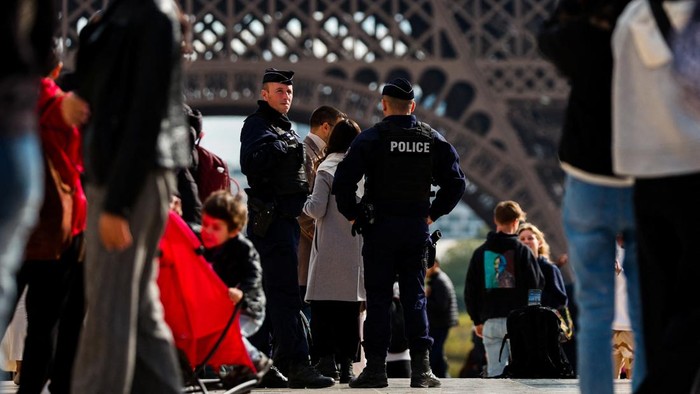 French police patrol at the Trocadero Square near the Eiffel Tower in Paris as French government puts nation on its highest state of alert after a deadly knife attack in northern France, October 15, 2023. REUTERS/Gonzalo Fuentes     TPX IMAGES OF THE DAY