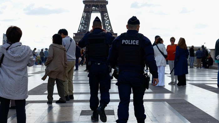 French police patrol at the Trocadero Square near the Eiffel Tower in Paris as French government puts nation on its highest state of alert after a deadly knife attack in northern France, October 15, 2023. REUTERS/Gonzalo Fuentes     TPX IMAGES OF THE DAY
