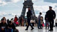 Polisi Prancis berpatroli di Trocadero Square dekat Menara Eiffel di Paris, Prancis, Minggu (15/10/2023).  