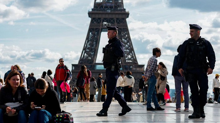 Prancis Kerahkan 7.000 Tentara Berpatroli Usai Kasus Penikaman Guru French police patrol at the Trocadero Square near the Eiffel Tower in Paris as French government puts nation on its highest state of alert after a deadly knife attack in northern France, October 15, 2023. REUTERS/Gonzalo Fuentes TPX IMAGES OF THE DAY
