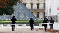 Presiden Prancis Emmanuel Macron pun memerintahkan hingga 7.000 tentara dimobilisasi untuk meningkatkan patroli keamanan.  