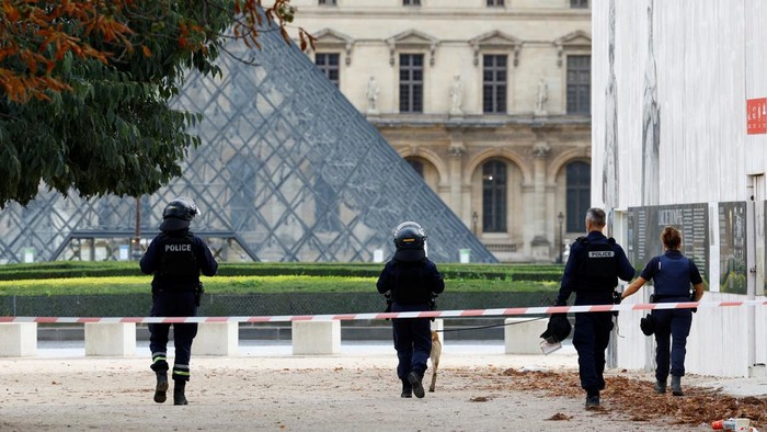 Prancis Kerahkan 7.000 Tentara Berpatroli Usai Kasus Penikaman Guru French police patrol at the Trocadero Square near the Eiffel Tower in Paris as French government puts nation on its highest state of alert after a deadly knife attack in northern France, October 15, 2023. REUTERS/Gonzalo Fuentes TPX IMAGES OF THE DAY
