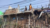 PT KAI membongkar bangunan liar yang berdiri di pinggir tembok rel kereta api di kawasan Tambora. Lokasi tersebut dibongkar karena jadi lokasi prostitusi. (Tina Susilawati/detikcom)