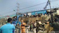 Kendaraan alat berat pun dihadirkan di lokasi RW 10 Kelurahan Pekojan, Jakbar pada Senin (16/10/2023). (Tina Susilawati/detikcom)