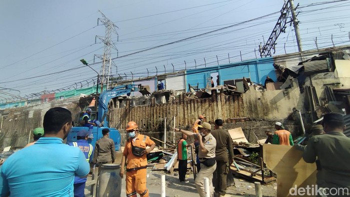 PT KAI membongkar bangunan liar yang berdiri di pinggir tembok rel kereta api di kawasan Tambora. Lokasi tersebut dibongkar karena jadi lokasi prostitusi. (Tina Susilawati/detikcom)