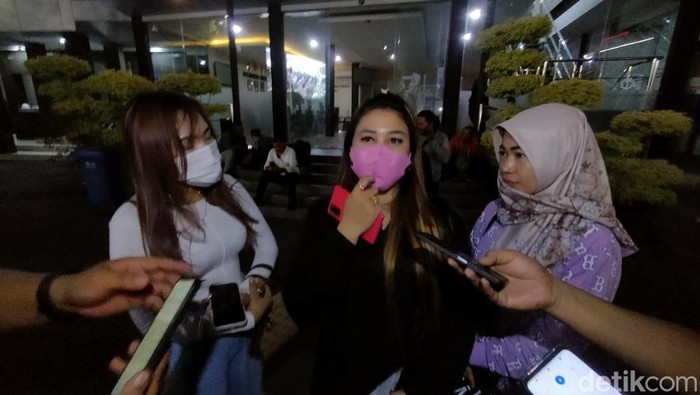 Puluhan korban investasi dan arisan diduga bodong melapor ke Polrestabes Surabaya.