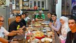 Momen Seru Putra Siregar Makan Bakso Malang hingga Steak