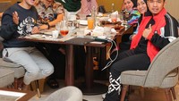 Momen makan Putra Siregar bersama rekan selebriti lainnya. Mereka berada di sebuah restoran, sayangnya tak diketahui jelas hidangan apa yang disajikan. Foto: Instagram @putrasiregarr7