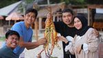 Momen Seru Putra Siregar Makan Bakso Malang hingga Steak