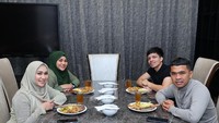 Momen makan malam bersama Atta dan Aurel juga sempat dipamerkan. Saat itu mereka tampak menikmati steak dan segelas teh manis. Foto: Instagram @putrasiregarr7