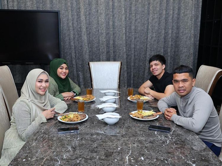 Momen Seru Putra Siregar Makan Bakso Malang hingga Steak