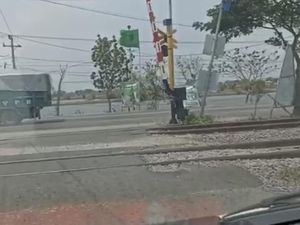 Pikap Nyaris Tertabrak KA di Gresik Saat Penjaga Pelintasan Sedang BAB
