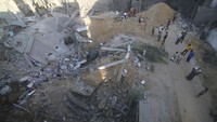 Militer Israel menggempur Jalur Gaza dengan serangan udara ganas untuk membalas serangan mematikan Hamas pada akhir pekan lalu.   