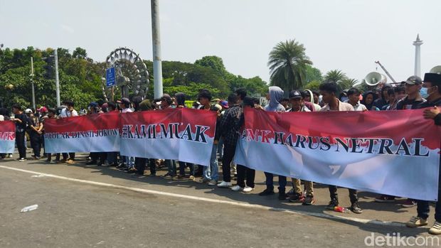 Sejumlah orang yang mendesak MK menolak gugatan UU 7/2017 tentang Pemilu soal batas usia capres dan cawapres juga demo di Patung Kuda. (Kurniawan Fadilah/detikcom)
