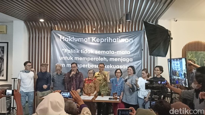 Sejumlah tokoh dari kalangan dosen hingga mantan pimpinan KPK menandatangani Maklumat Juanda.(Tiara/detikcom)