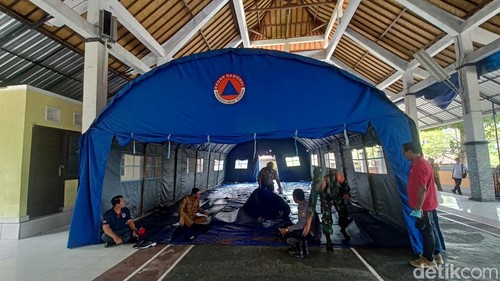 Sekda Susila dan rombongan meninjau pos pengungsian bagi warga terdampak asap kebakaran TPA Mandung di Wantilan Desa Kukuh, Kecamatan Kerambitan, Tabanan, Senin (16/10/2023). (Chairul Amri Simabur/detikBali)