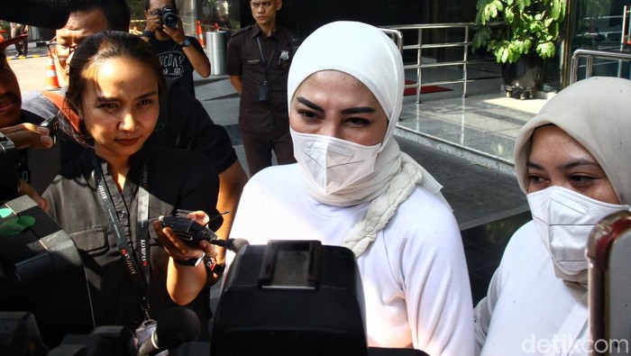 Selebgram Riris Riska Diana Diperiksa 4 Jam di KPK Selebgram Riris Riska Diana kembali menjalani pemeriksaan di Gedung Merah Putih, Jakarta, Senin (16/10/2023). Ia diperiksa sebagai saksi selama 4 jam.