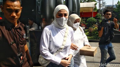 Selebgram Riris Riska Diana Diperiksa KPK 4 Jam, Apa Hasilnya?