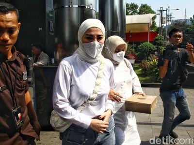 Selebgram Riris Riska Diana Diperiksa KPK 4 Jam, Apa Hasilnya?