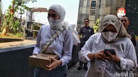 Pemeriksaan Riris didalami soal aliran uang suap.