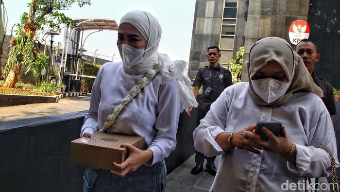 Selebgram Riris Riska Diana kembali menjalani pemeriksaan di Gedung Merah Putih, Jakarta, Senin (16/10/2023). Ia diperiksa sebagai saksi selama 4 jam.