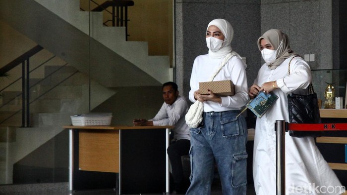 Selebgram Riris Riska Diana Diperiksa 4 Jam di KPK Selebgram Riris Riska Diana kembali menjalani pemeriksaan di Gedung Merah Putih, Jakarta, Senin (16/10/2023). Ia diperiksa sebagai saksi selama 4 jam.