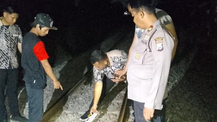 Seorang balita yang belum bisa berjalan di Kediri tertabrak KA saat bermain di dekat rumah padahal bapaknya sedang di rumah.