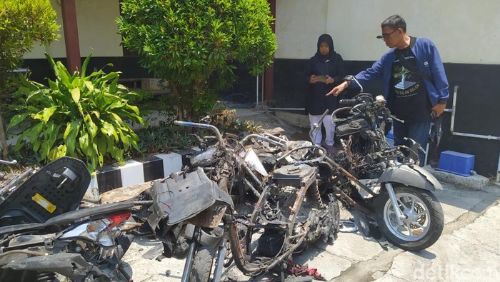 Barang bukti sepeda motor yang dibakar dalam diamankan di Polsek Muntilan.