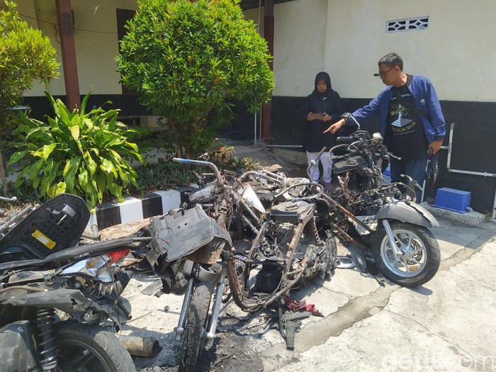 Barang bukti sepeda motor yang dibakar dalam diamankan di Polsek Muntilan.