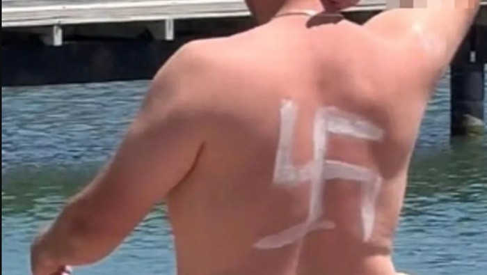 Simbol Nazi di punggung seorang turis.