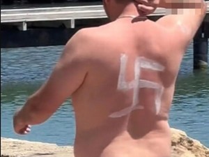 Pengunjung Pantai Bikin Resah, di Punggungnya Ada Logo Nazi